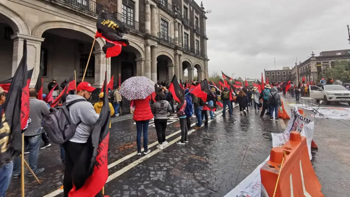 Maestros cierran Paseo Tollocan, exigen mejores condiciones laborales y escolares