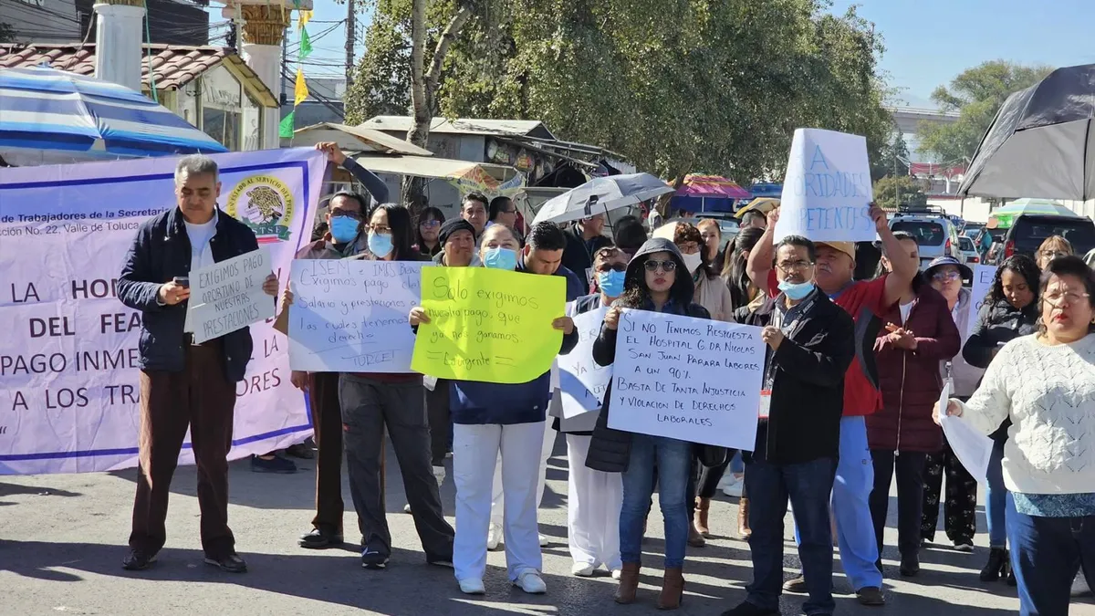 Trabajadores del hospital Nicolás San Juan bloquean el acceso a la unidad médica