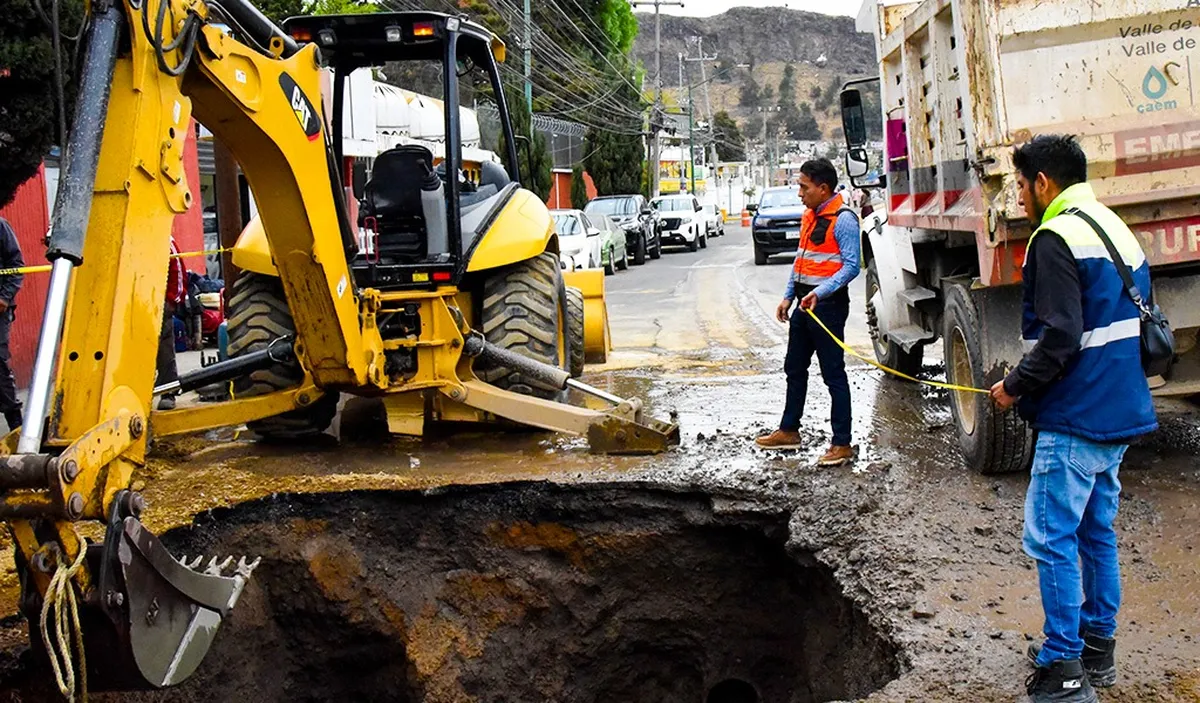 Toluca: CAEM repara fuga de agua potable