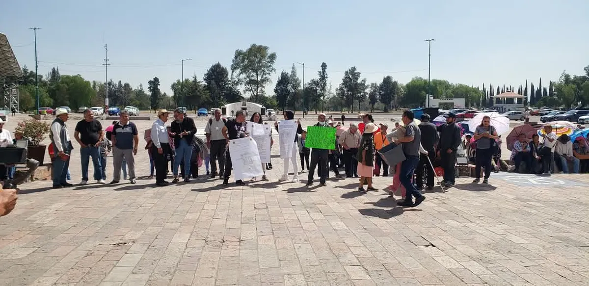 Un grupo de inconformes llegó a la explanada con mantas y cartulinas.