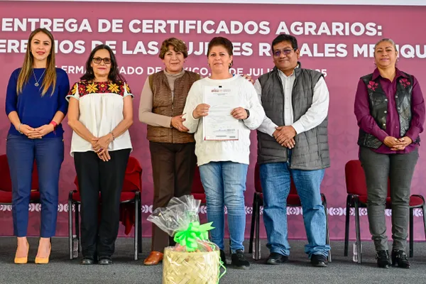 Delfina Gómez entrega 500 títulos agrarios a mujeres