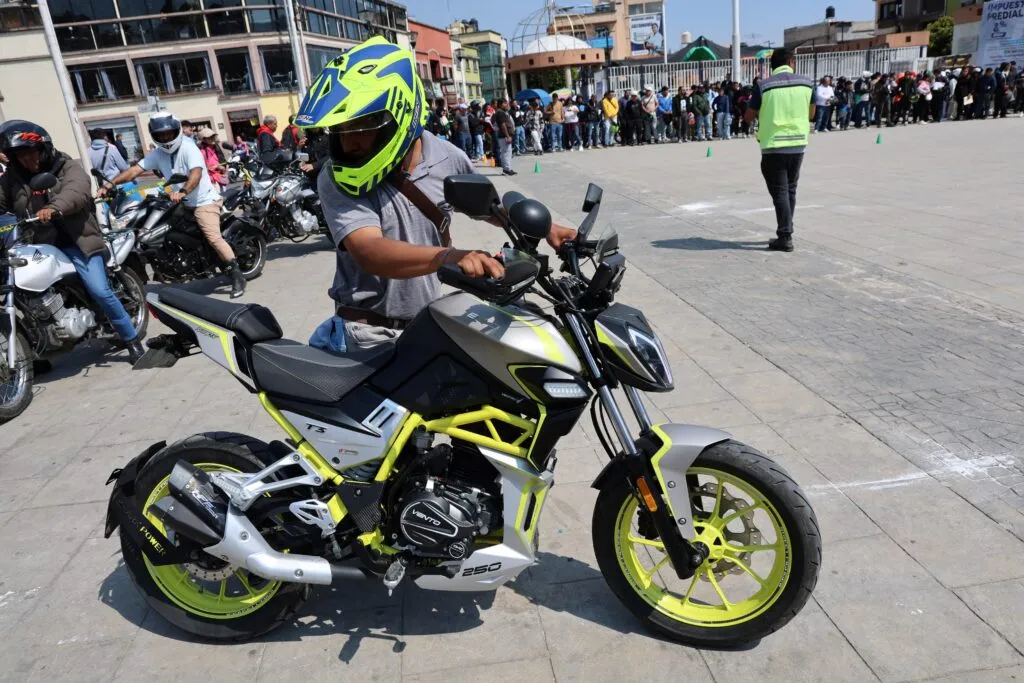 Continúa en Huixquilucan certificación y entrega de licencias a motociclistas