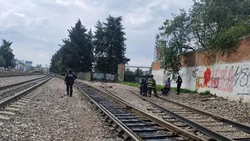 Localizan feto enterrado junto a vías del tren en Toluca