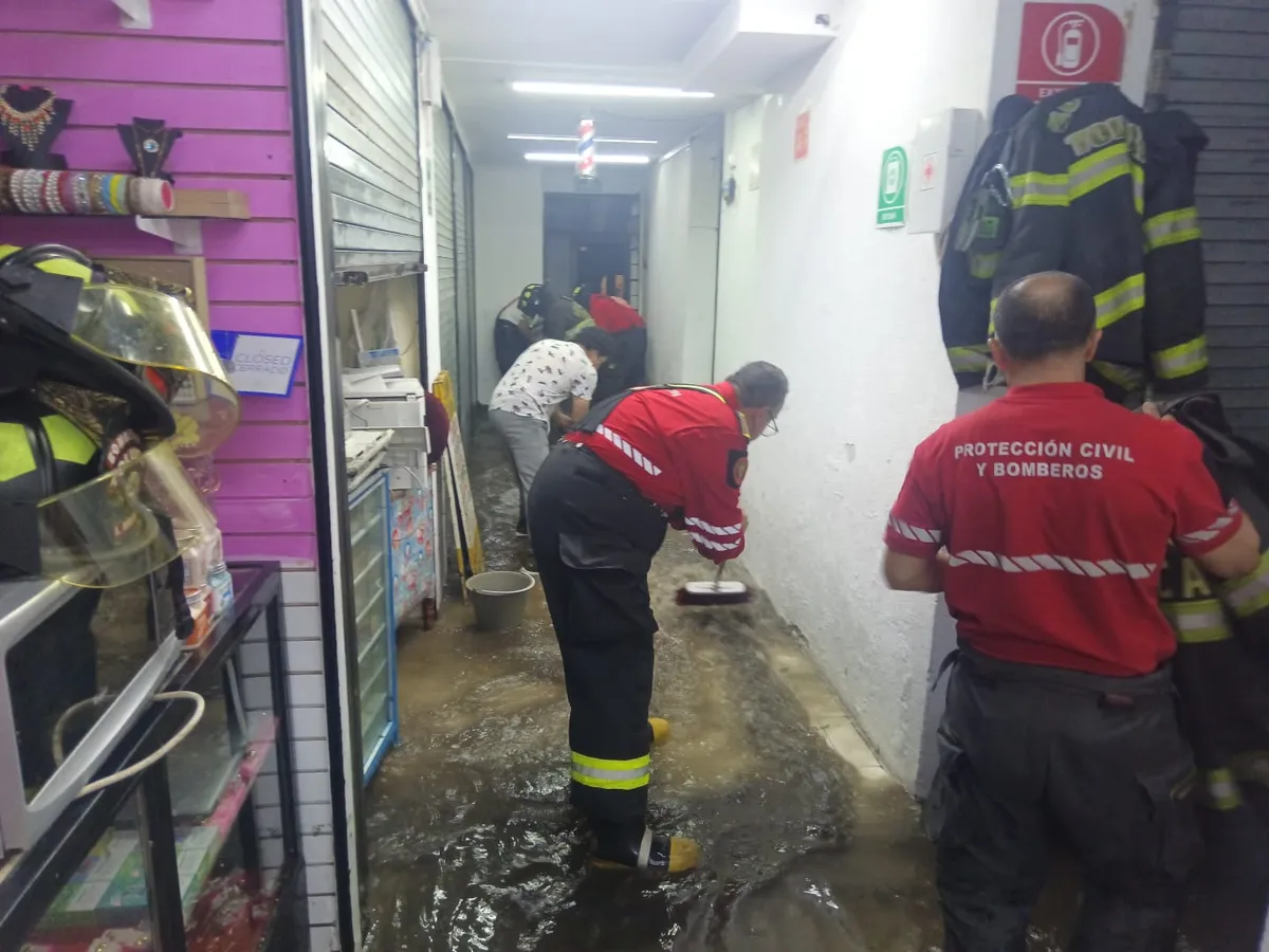 Se registraron encharcamientos en 17 locales comerciales sobre la calle Rivapalacio.
