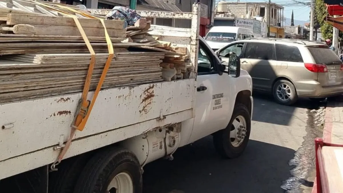 Transportistas colapsan Teoloyucan en protesta por nuevas restricciones