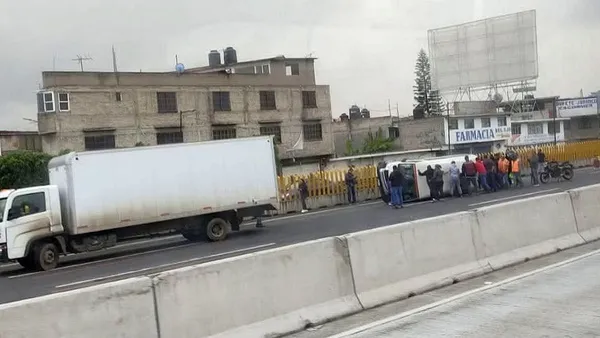 Pasajeros sobreviven a volcadura de vagoneta en la México-Puebla