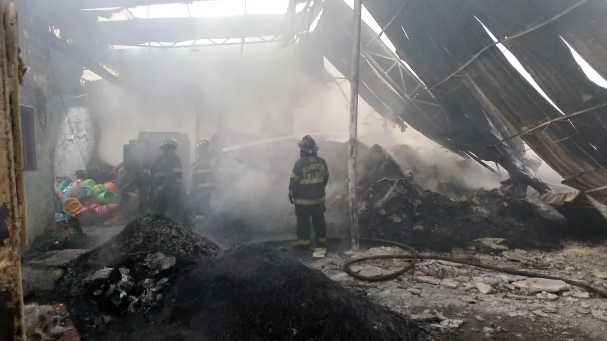 Bomberos sofocan incendio en bodega de plásticos en Toluca