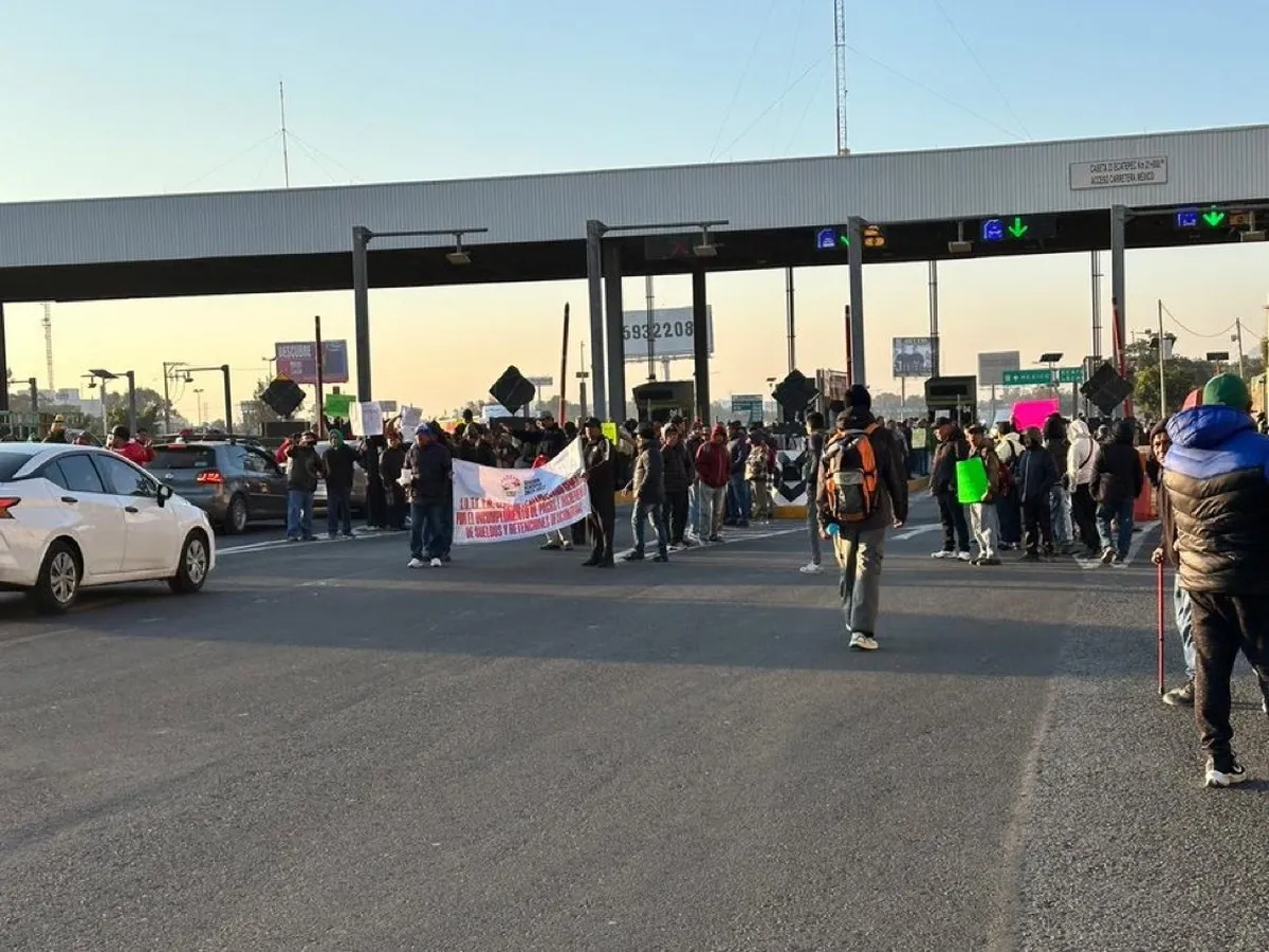 Trabajadores municipales de Ecatepec toman la caseta de San Cristóbal