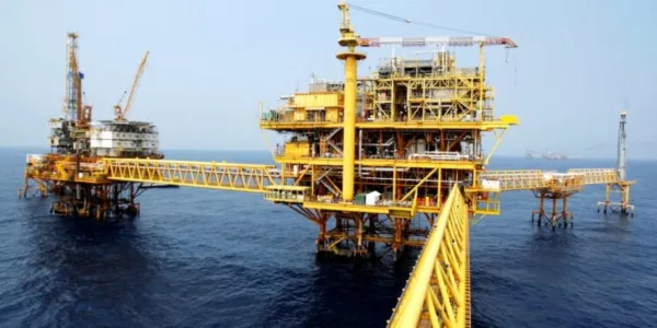 Plataforma de Pemex en altamar, reporte de caída de reservas petroleras Sener