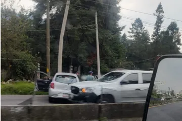 Accidente en la libre dirección a Toluca deja daños materiales; no hay heridos