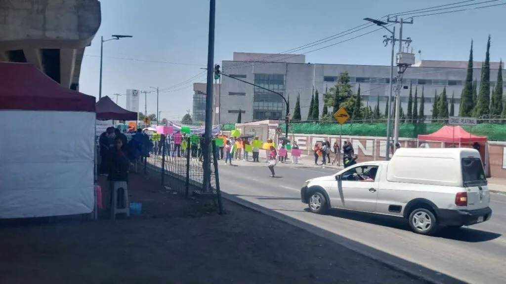Trabajadores de la salud bloquean Ecatepec; hay caos vial