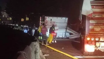 Volcadura de tráiler paraliza la circulación en la carretera México-Toluca