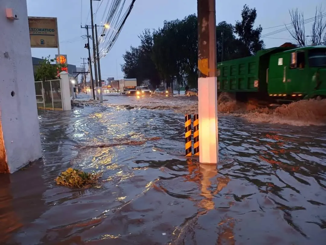 Congestionamiento vial en la vía López Portillo por la lluvia de la madrugada