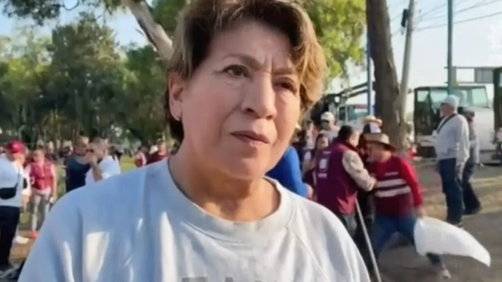 Delfina Gómez supervisa labores de limpieza en el Periférico Norte, Edomex