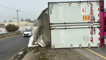 Tráiler vuelca en la Lechería-Texcoco