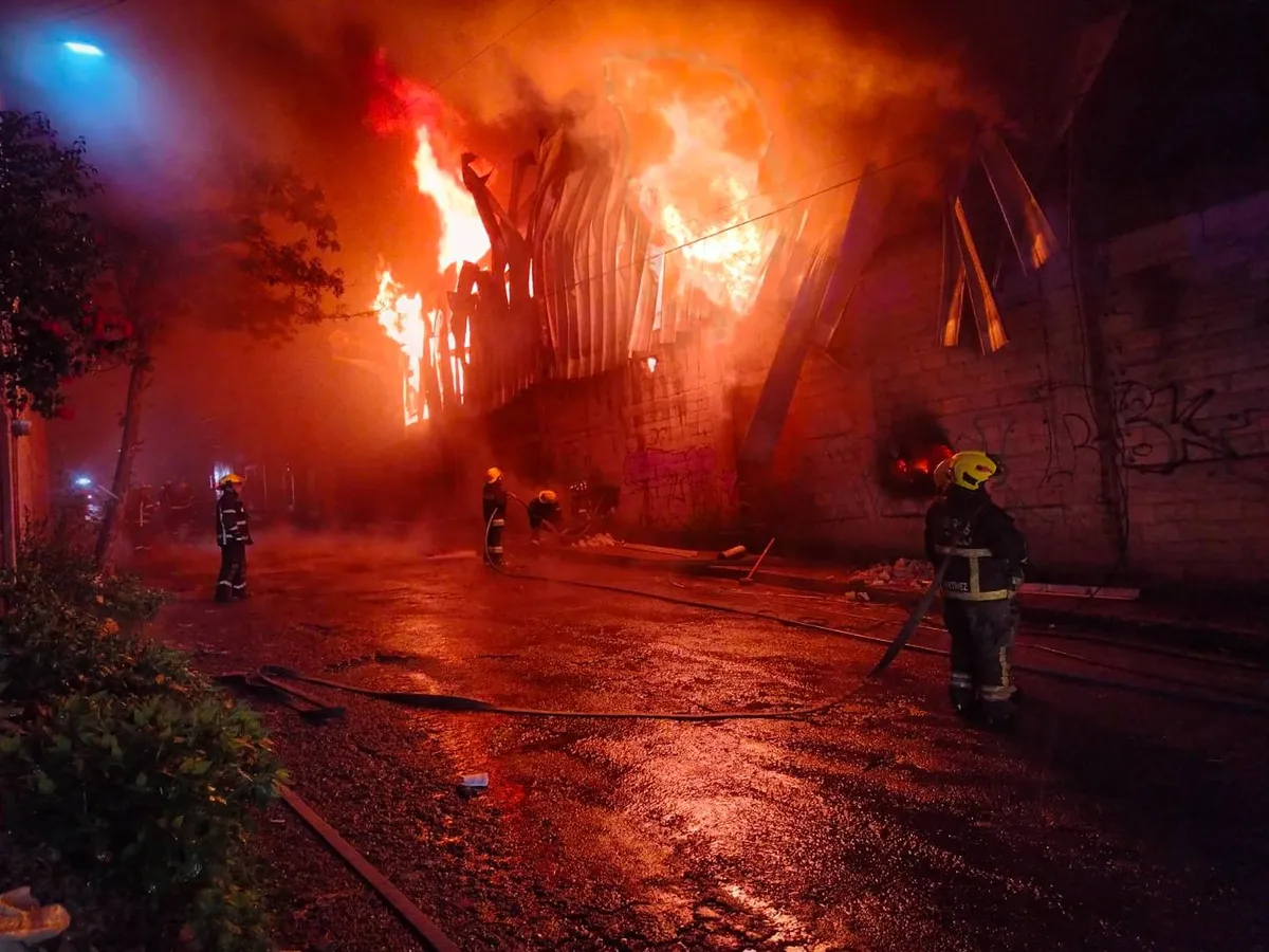 Incendio consume negocio de chatarra industrial en Atizapán