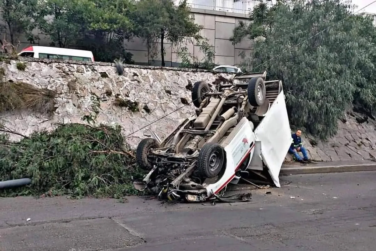 Se registra volcadura de una camioneta en Tlalnepantla