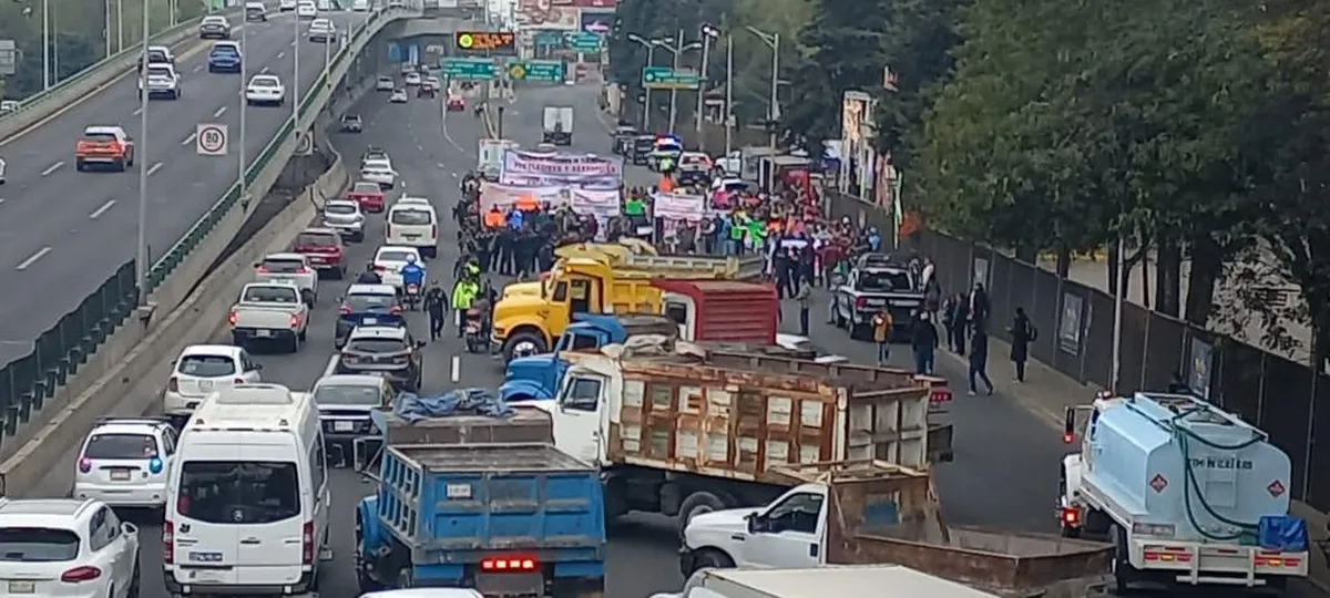 Ejidatarios de Chimalpa mantienen cerrado el Periférico Norte a la altura de Naucalpan