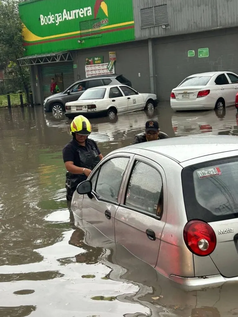 Fuertes lluvias provocan inundaciones en cinco municipios del Edomex