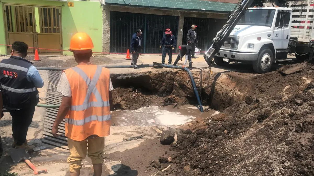 Falla en ducto del Macrocircuito provoca nueva fuga de agua en Ecatepec