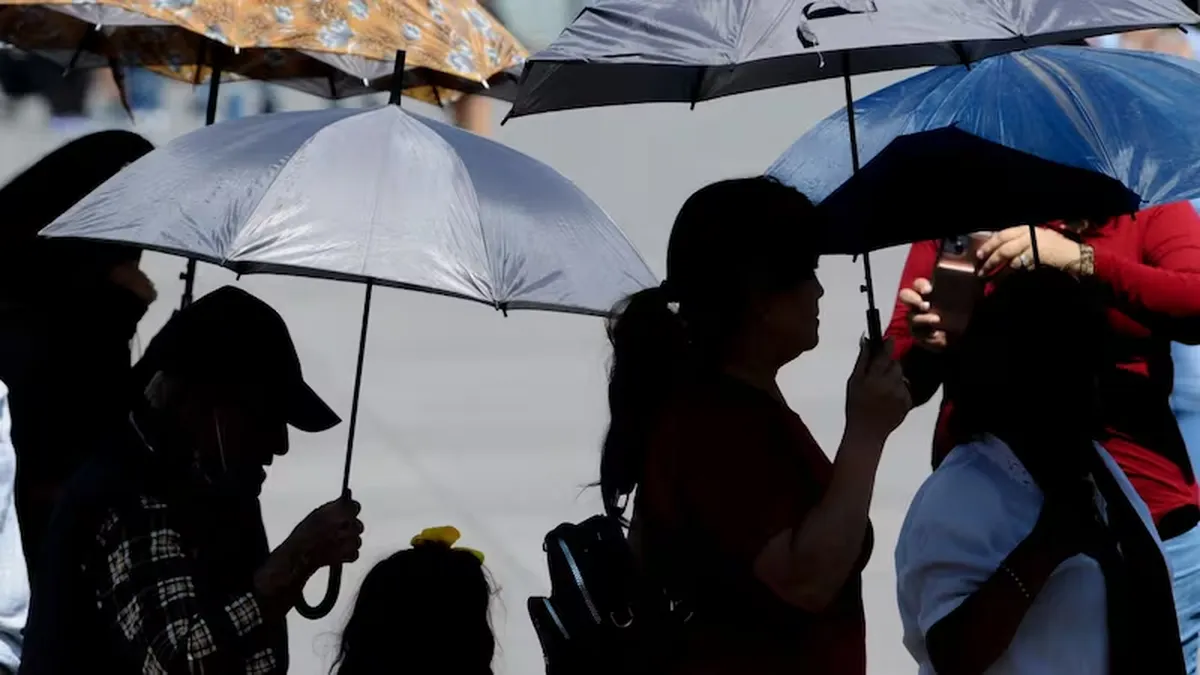 Toluca: ante intenso calor toman medidas para mantenerse hidratado