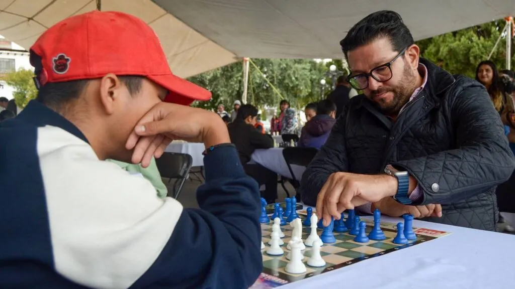 Adolfo Solís se compromete con a apoyar con gastos a estudiantes calificados en ajedrez