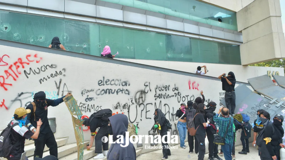 #Potrogate | Marcha Enjambre Estudiantil Universitario marcha por las calles de Toluca