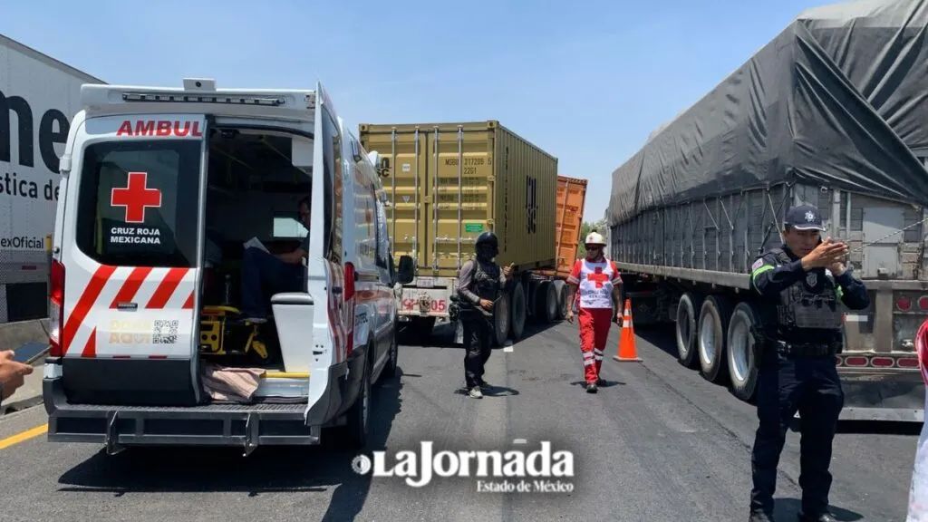 Tráiler de doble remolque chocó en el Circuito Exterior Mexiquense