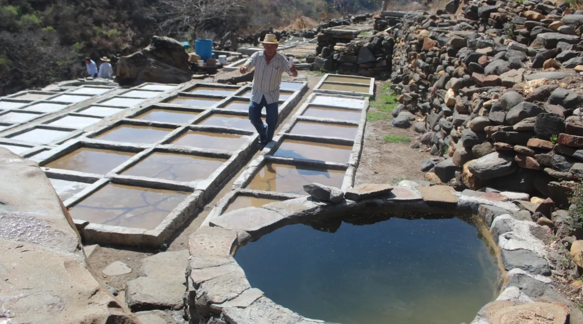 San Miguel Ixtapan, mantiene producción de sal con técnica prehispánica