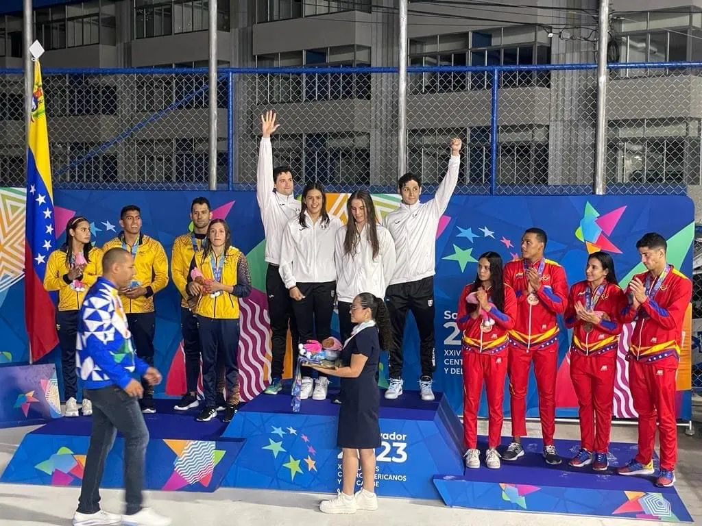 Mexiquenses se adueñan de los relevos mixtos en El Salvador