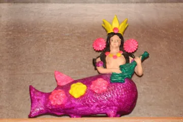 Artesanos de Metepec crean figuras de seres mitológicos con barro