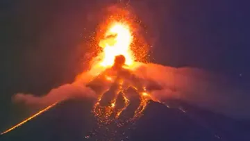Volcán de Fuego hace erupción en Guatemala y declaran Alerta Roja Departamental