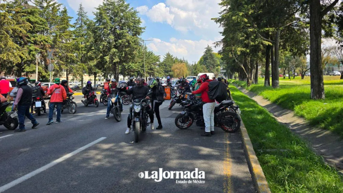 Repartidores de Uber y Didi realizan bloqueo en Paseo Tollocan