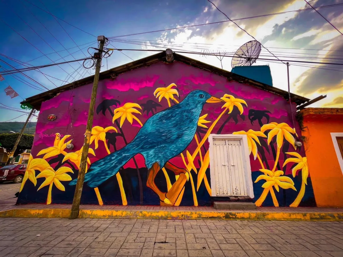 Murales en las calles muestran el folclor de Tecomatepec