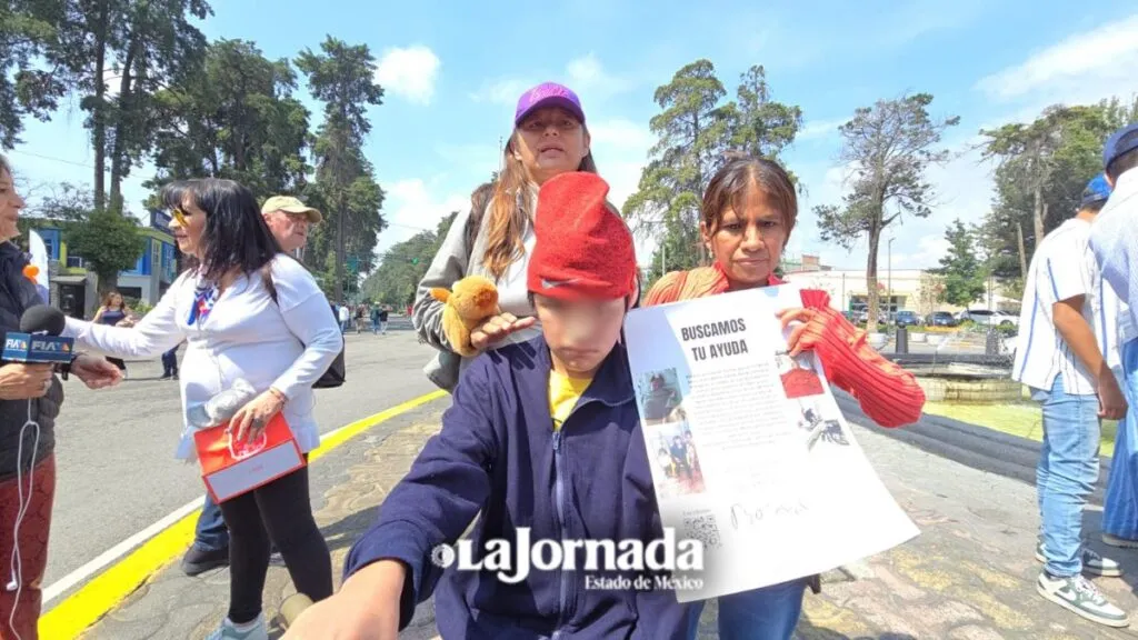 Ciudadanos marchan por el centro de Toluca para exigir medicamentos