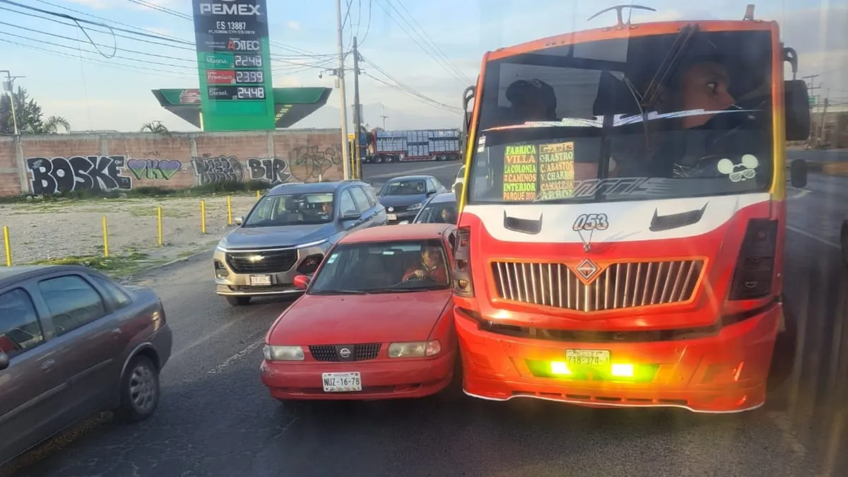 Tráfico pesado en la carretera Toluca-Naucalpan por percance vehicular