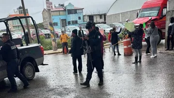 Vecinos bloquean Boulevard Tultitlán por afectaciones del Tren Suburbano