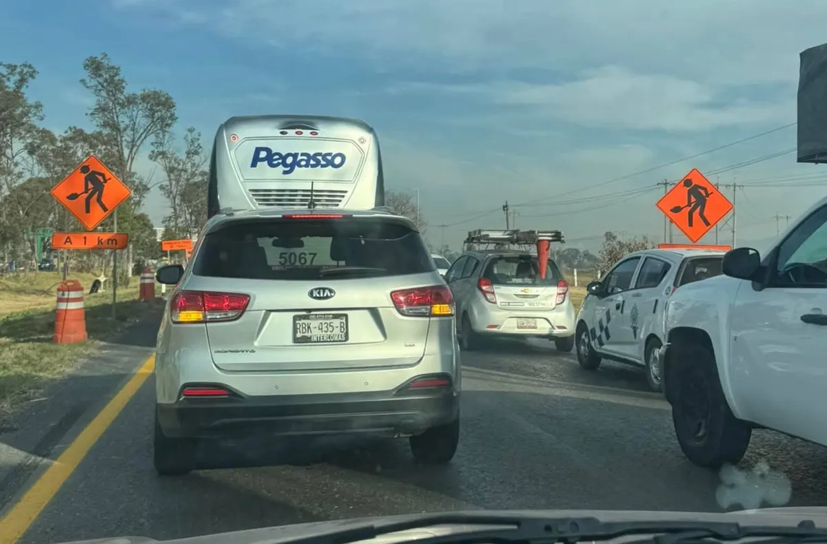 La circulación en la zona es a vuelta de rueda, por lo que se recomienda a los automovilistas buscar rutas alternas.