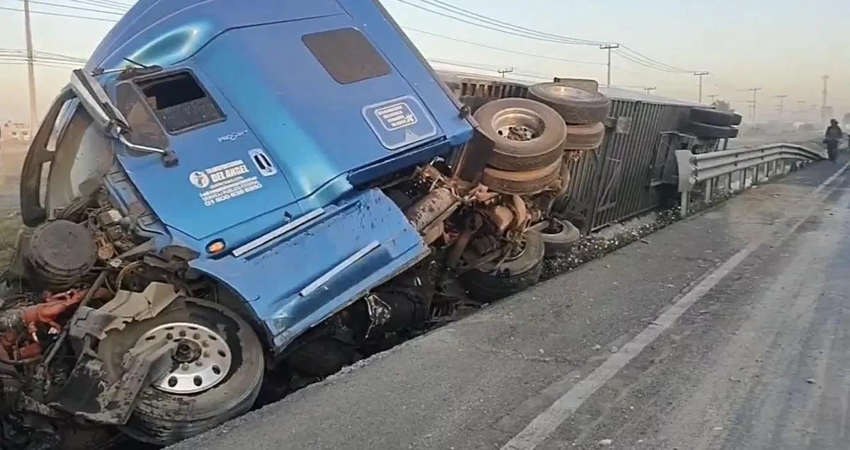 El accidente provocó un cierre parcial de la vialidad y causó una fuerte afectación en el tránsito de vehículos que se desplazaban en la zona.