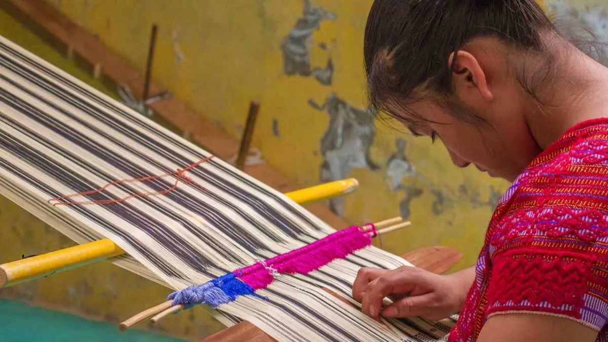 Tejer memoria en telar de cintura, más que una pieza es el conocimiento de tres generaciones
