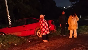 Auto sale de la carretera en la autopista Atlacomulco-Toluca