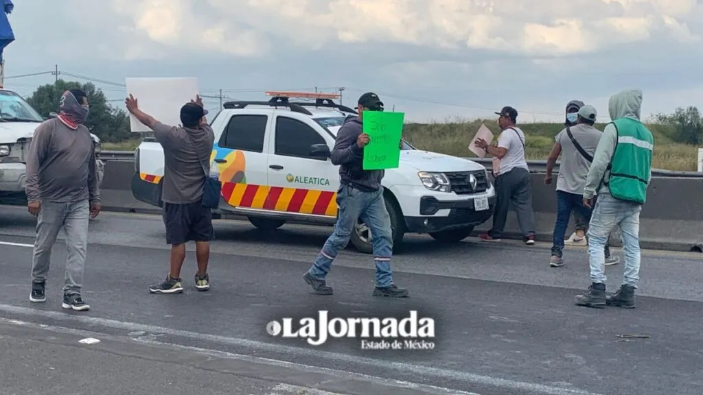Comerciantes bloquean el Circuito Exterior Mexiquense
