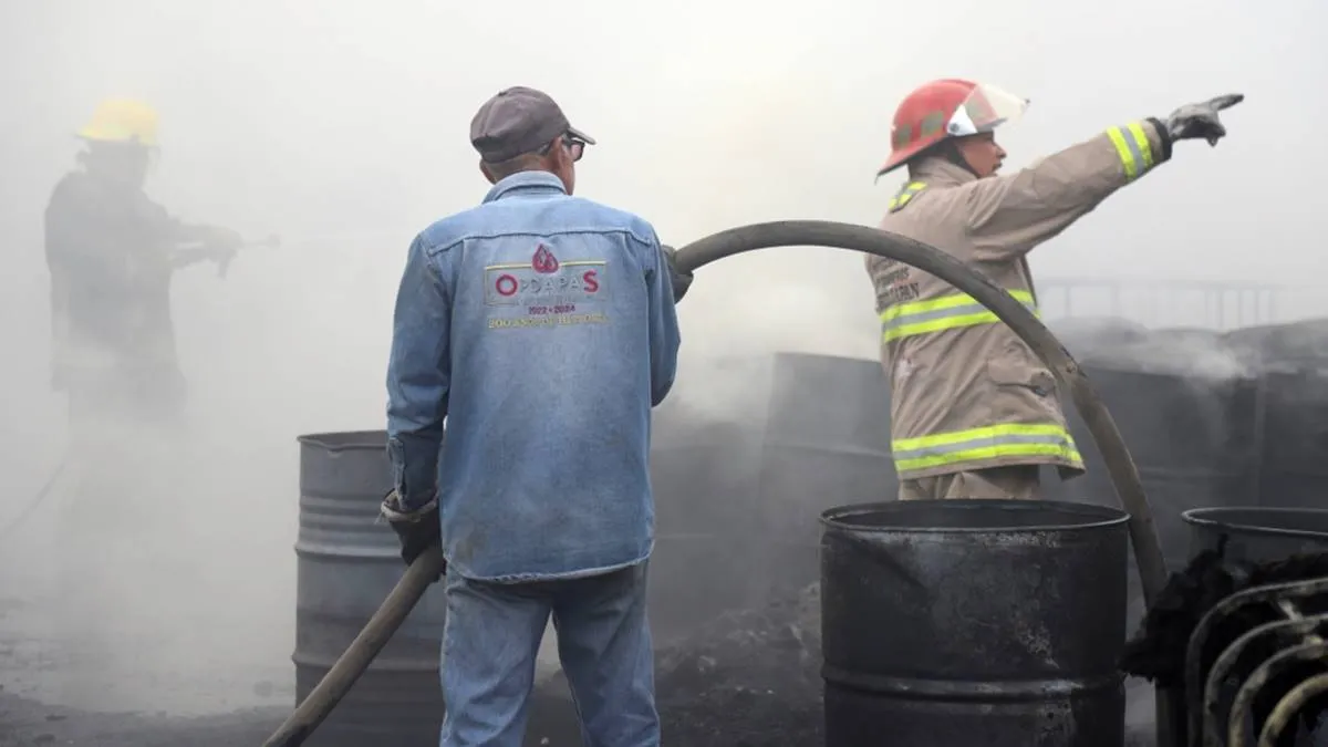 Chicoloapan: arde depósito de plásticos
