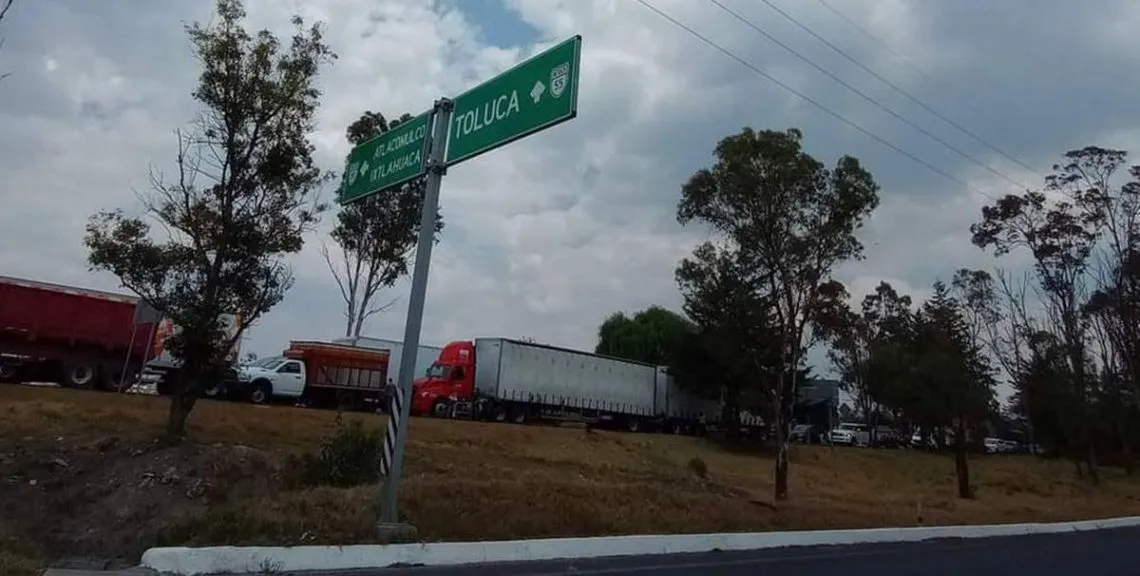 Toluca-Atlacomulco: Habitantes de San Bartolo toman carretera por conflicto de agua y desvío de recursos