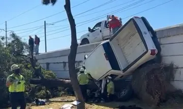 Vehículo volcó en Avenida Paseo Tollocan en Metepec