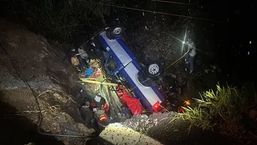 Actualización: Volcadura de camioneta de peregrinos en Malinalco deja tres muertos