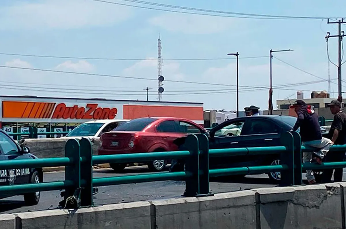 El vehículo involucrado es un automóvil Chevrolet color negro, el cual quedó con daños visibles en la parte frontal tras el choque contra la estructura de contención vial.