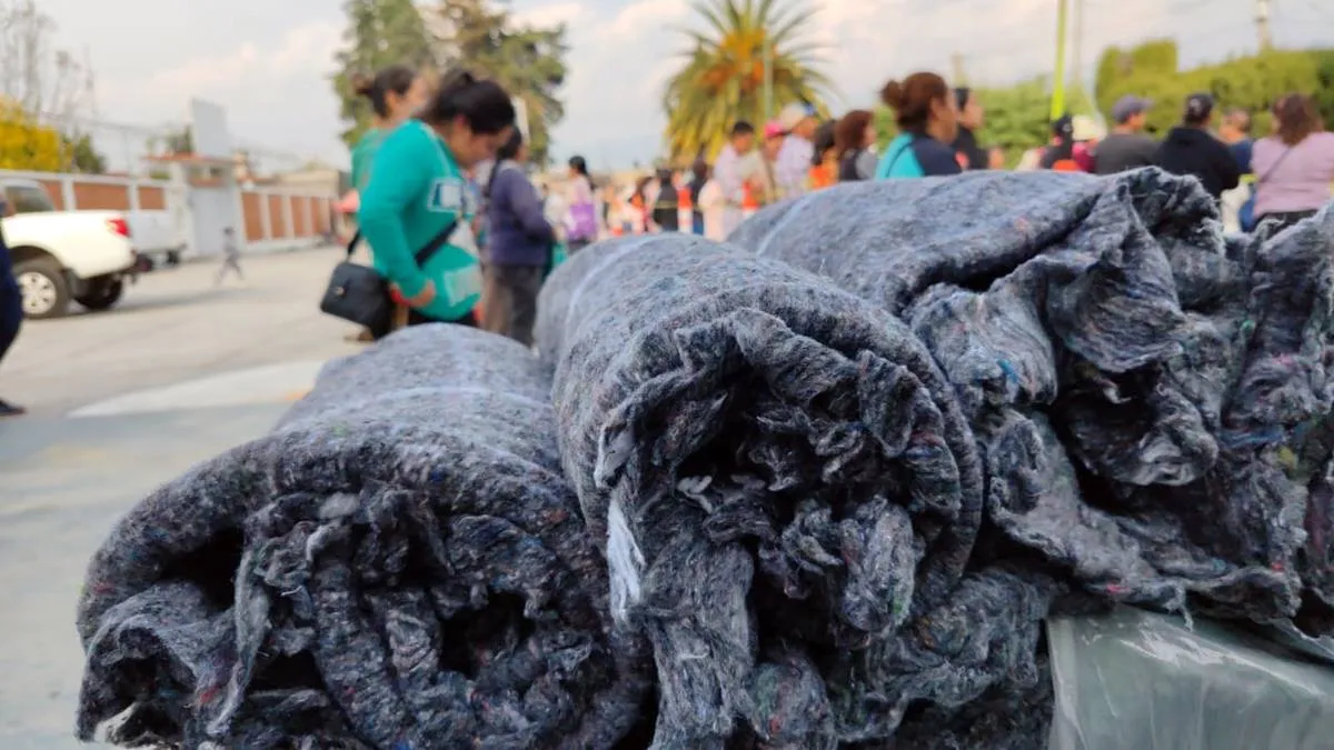 Amecameca: entregan cobijas a familias vulnerables por bajas temperaturas