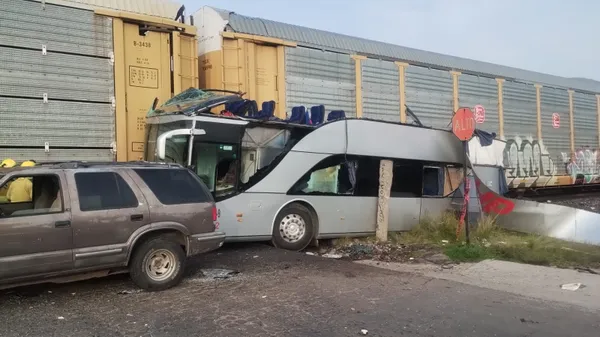 El choque generó gran movilización de cuerpos de emergencia, quienes se trasladaron al lugar para brindar atención a los pasajeros y controlar la zona.