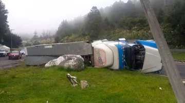 Tráiler vuelca en la México-Toluca y provoca tráfico rumbo a CDMX